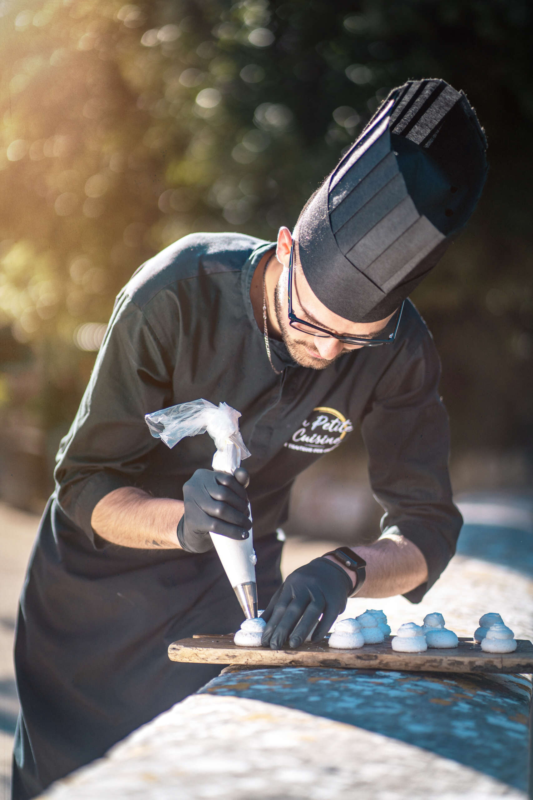 Membre de la team de La Petite Cuisine entrain de faire des pâtisseries