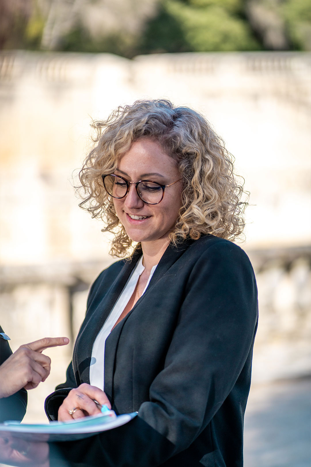 Diane et Léa au Temple de Diane à Nîmes