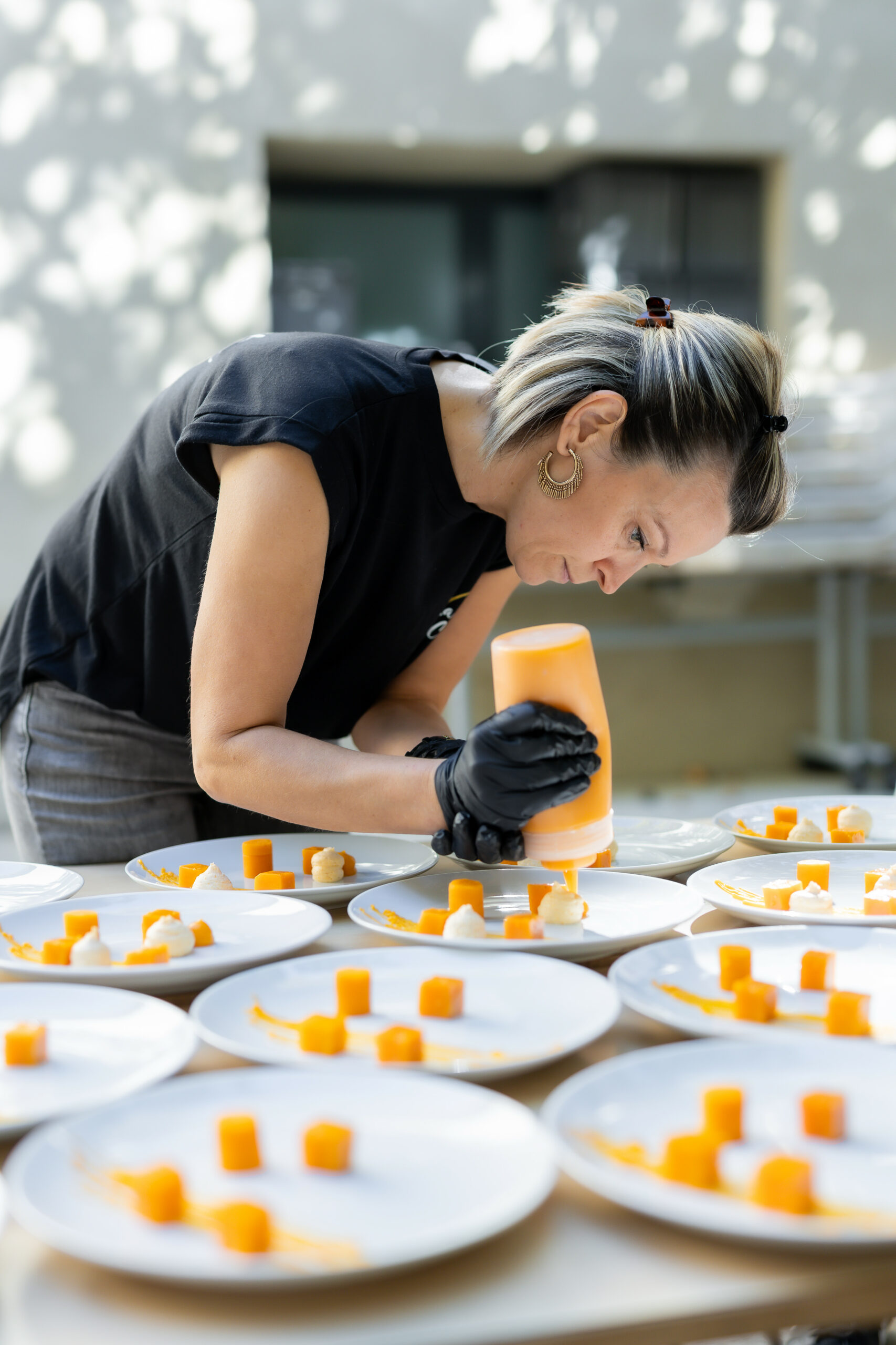 Membre de la team de La Petite Cuisine entrain de faire des pâtisseries